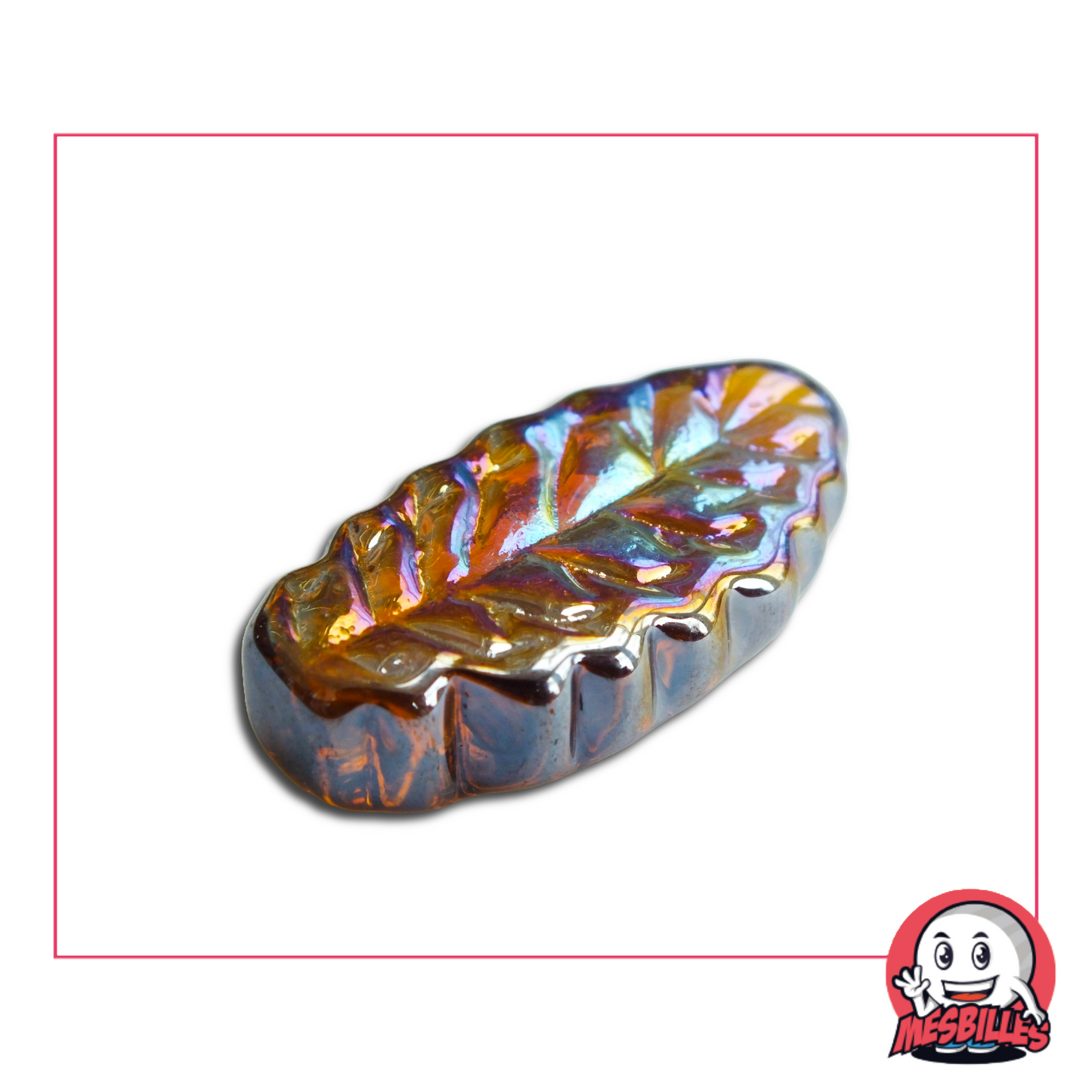 Foto einer flachen Murmel in Form eines Eschenblatts, aus irisierendem Bernsteinglas, 4 cm, einzeln erhältlich im MesBilles-Shop.