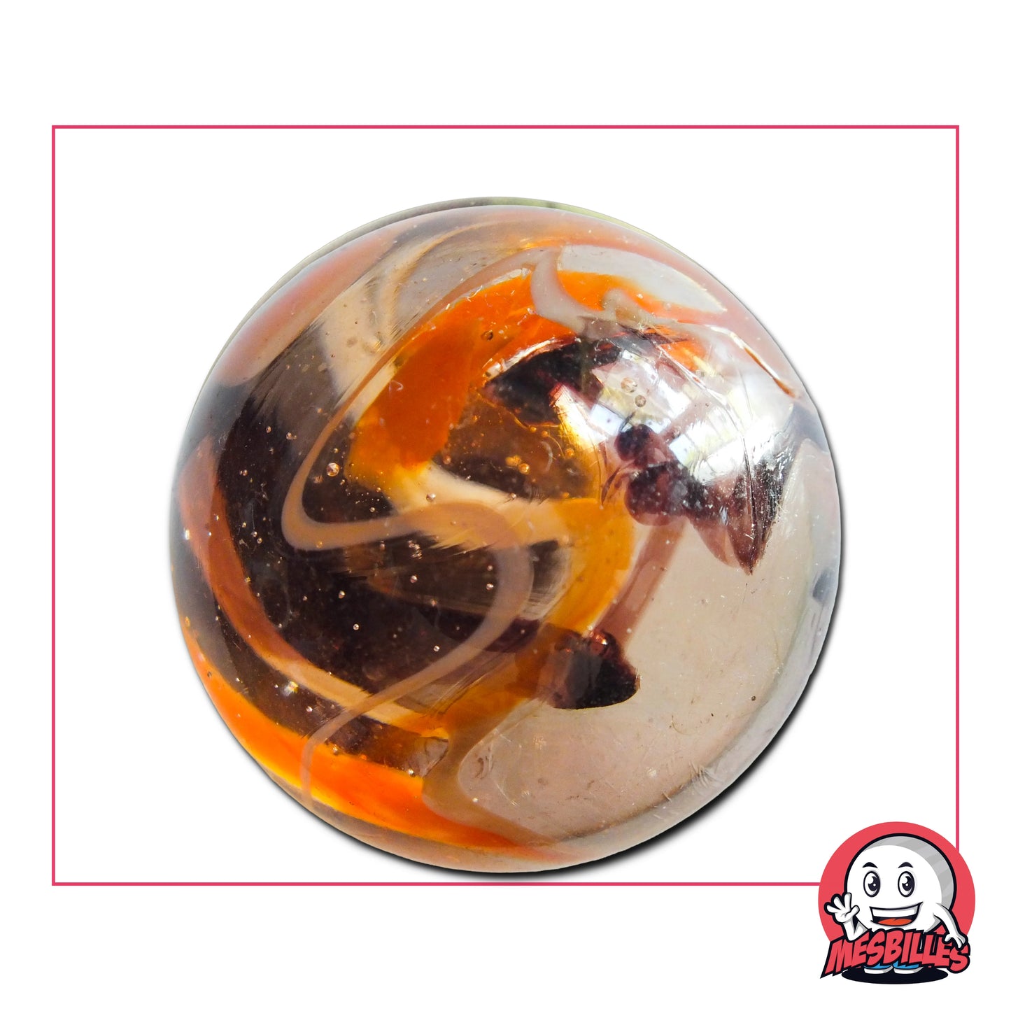 Gros plan d’une bille Pandi Panda 42 mm transparente avec motifs noirs et orange, parfaite pour collectionneurs ou amateurs de billes originales