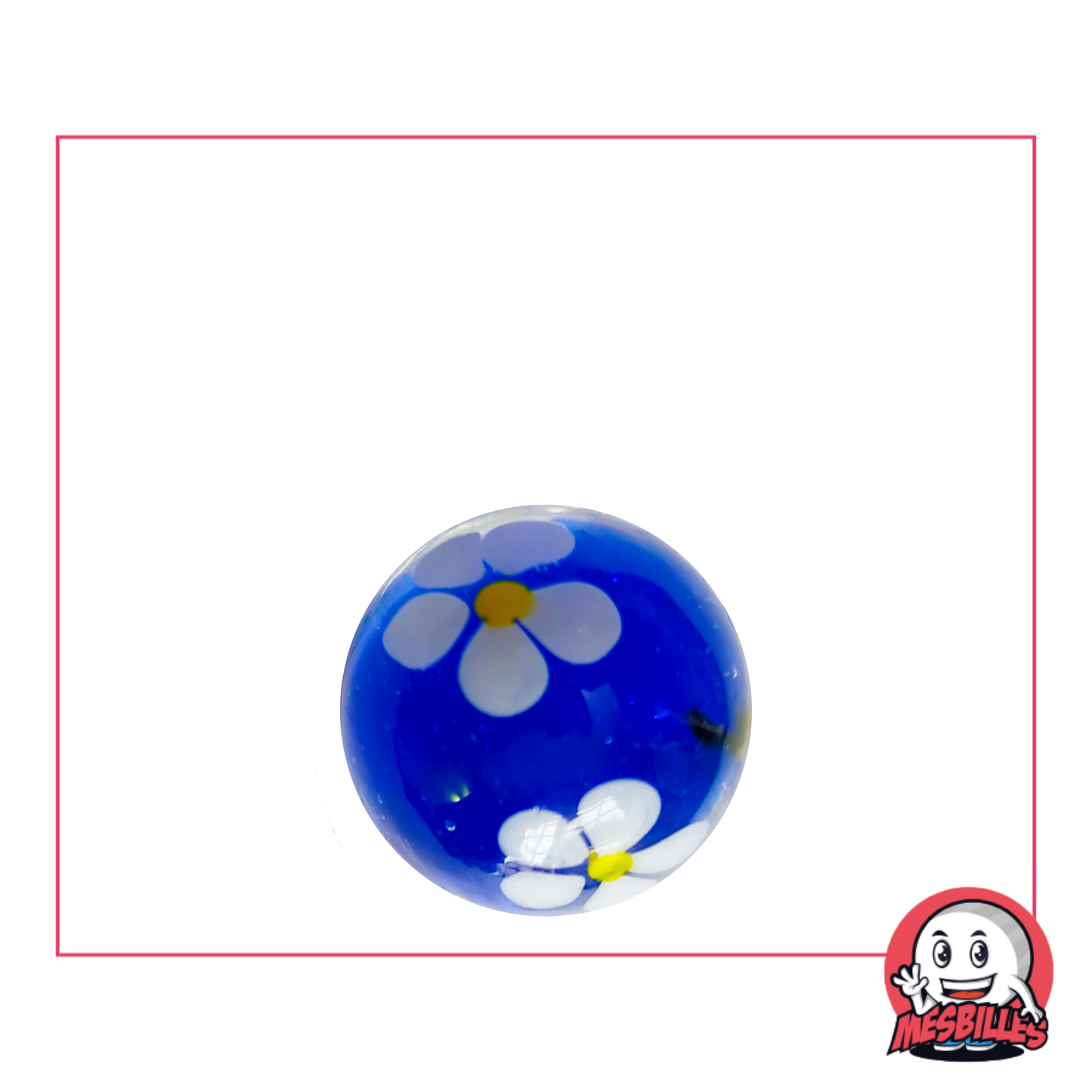 Blaue Murmel 16 mm mit weißer Blume mit fünf Blütenblättern und gelbem Herzen, in transparentem Glas aufgehängt