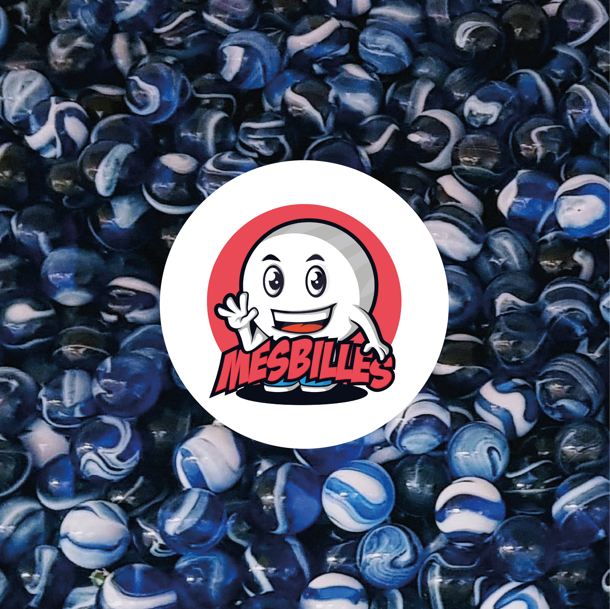Bild des Maskottchens MeineMurmeln umgeben von Murmeln Spot 14 mm - Transluzent Blau mit weißen Streifen