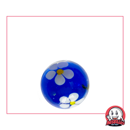 Blaue Murmel 16 mm mit weißer Blume mit fünf Blütenblättern und gelbem Herzen, in transparentem Glas aufgehängt