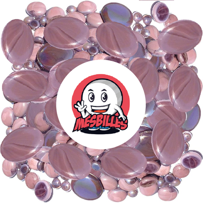 Möchten Sie Ihrer Dekoration einen Hauch von Meer verleihen? Entscheiden Sie sich für unsere transluzente, violette, flache Murmel aus China. Diese dekorativen, flachen Murmeln aus Glas sind eine echte Welle der Frische für Ihre Räume. Elegant, erfrischend und... einfach schön!