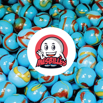 Bild des Maskottchens „MeineMurmeln“ umgeben von Murmeln „Planet Erde“ opak blau mit schwarzen Spuren, 25 mm