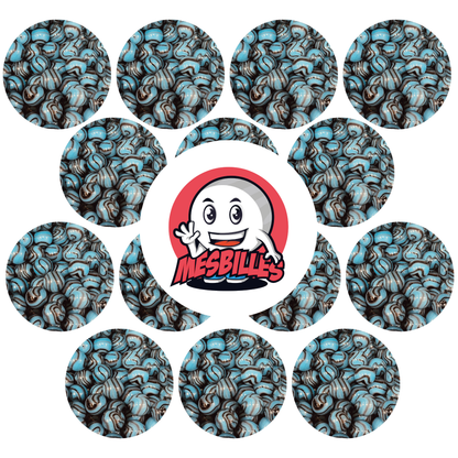 Bild des Maskottchens MeineMurmeln umgeben von türkisfarbenen Murmeln Zebra 16 mm, spielerische Safari zum Greifen nah