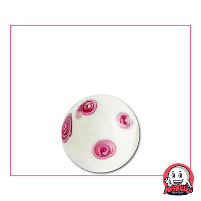 Handgefertigte weiße Glasmurmeln (16 mm) mit zarten rosa Blumen, die an die zerbrechliche Poesie der Kirschblüte erinnern.