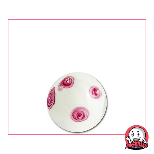 Handgefertigte weiße Glasmurmeln (16 mm) mit zarten rosa Blumen, die an die zerbrechliche Poesie der Kirschblüte erinnern.