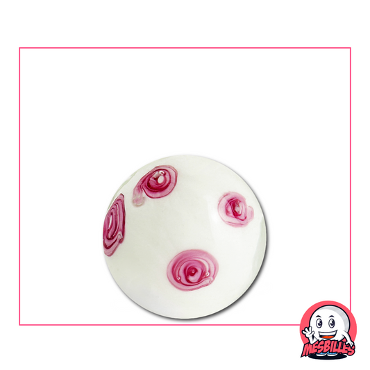 Handgefertigte weiße Kunstmurmel 22 mm, verziert mit zarten rosa Blumen, die die Frische und vergängliche Schönheit des japanischen Frühlings symbolisieren.