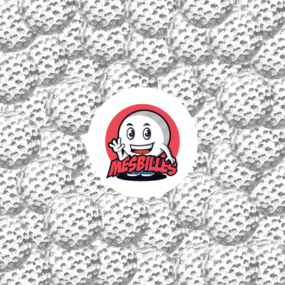 Nahaufnahme einer Gruppe von Murmeln „Golfball Kristall“ 60 mm aus Glas mit Sportstruktur, die das Logo „MesBilles“ umgeben.