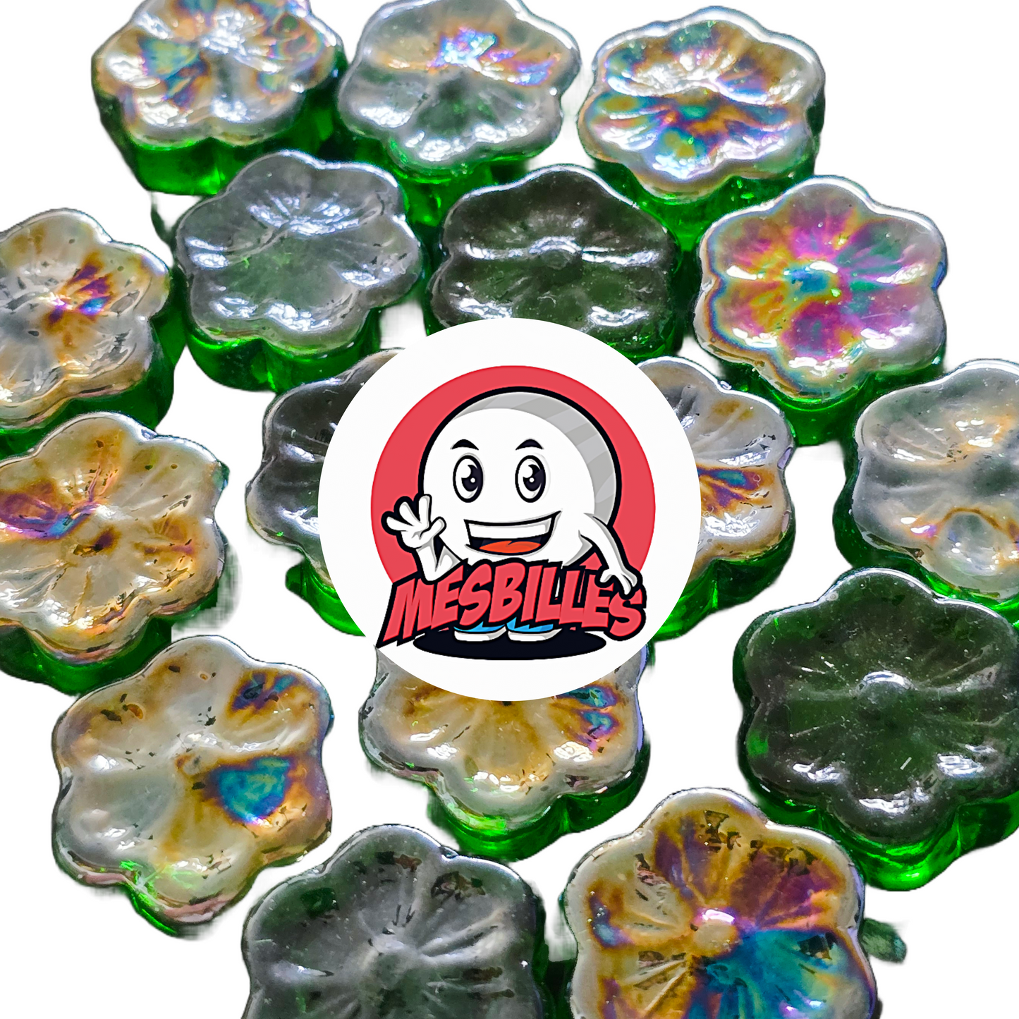 Nahaufnahme mehrerer flacher Murmeln Fleur Cosmos in Grün und Irisierend, aus Glas, angeordnet um das Logo von MesBilles.