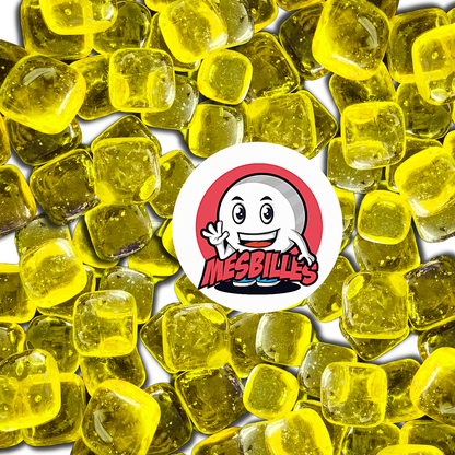 Nahaufnahme mehrerer Murmeln Carré Gelbe 2 cm Transluzent, aus Glas, einzeln erhältlich bei MesBilles.